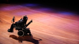 Kiállítás nyílik Stephen Hawking életéről