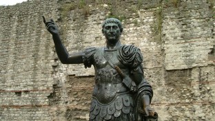 Megszületett Traianus római császár