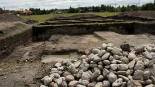 Római kori födémet találtak Brigetióban az ELTE régészei