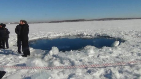 Cseljabinszki meteorit-darabot hoztak fel a Csebarkul-tóból