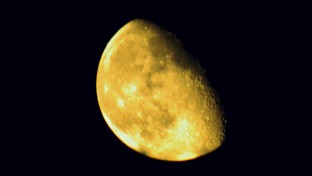 A Hold 100 millió évvel fiatalabb lehet az eddig véltnél