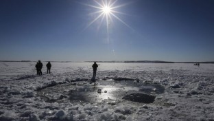 Kiemelték a tóból a cseljabinszki meteorit legnagyobb darabját